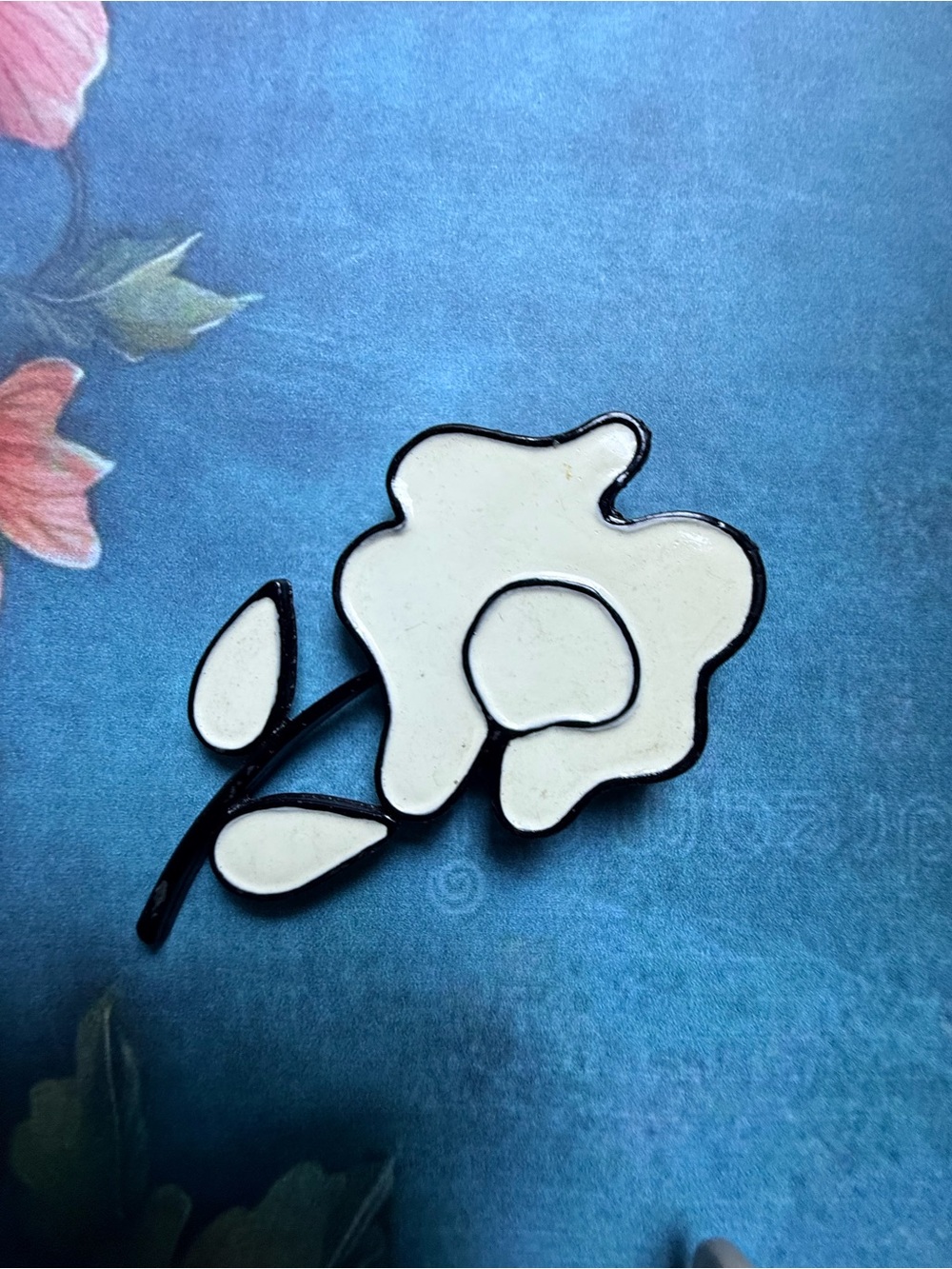 White Floral Metal Brooch.